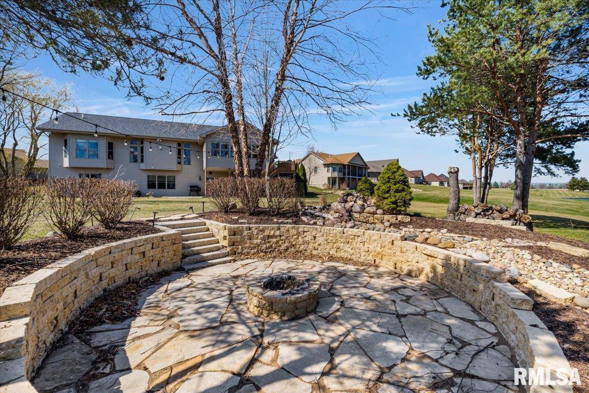 15503 108TH Avenue Place, Davenport, IA 52804
