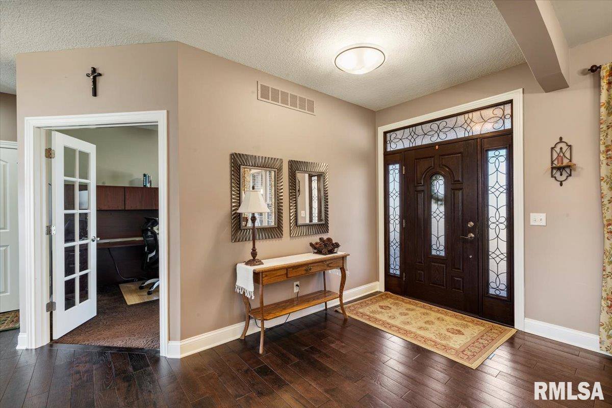 15503 108TH Avenue Place, Davenport, IA 52804
