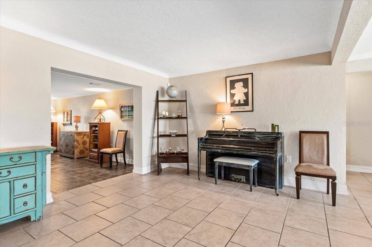 337 Somerset Avenue, Sarasota, FL 34243