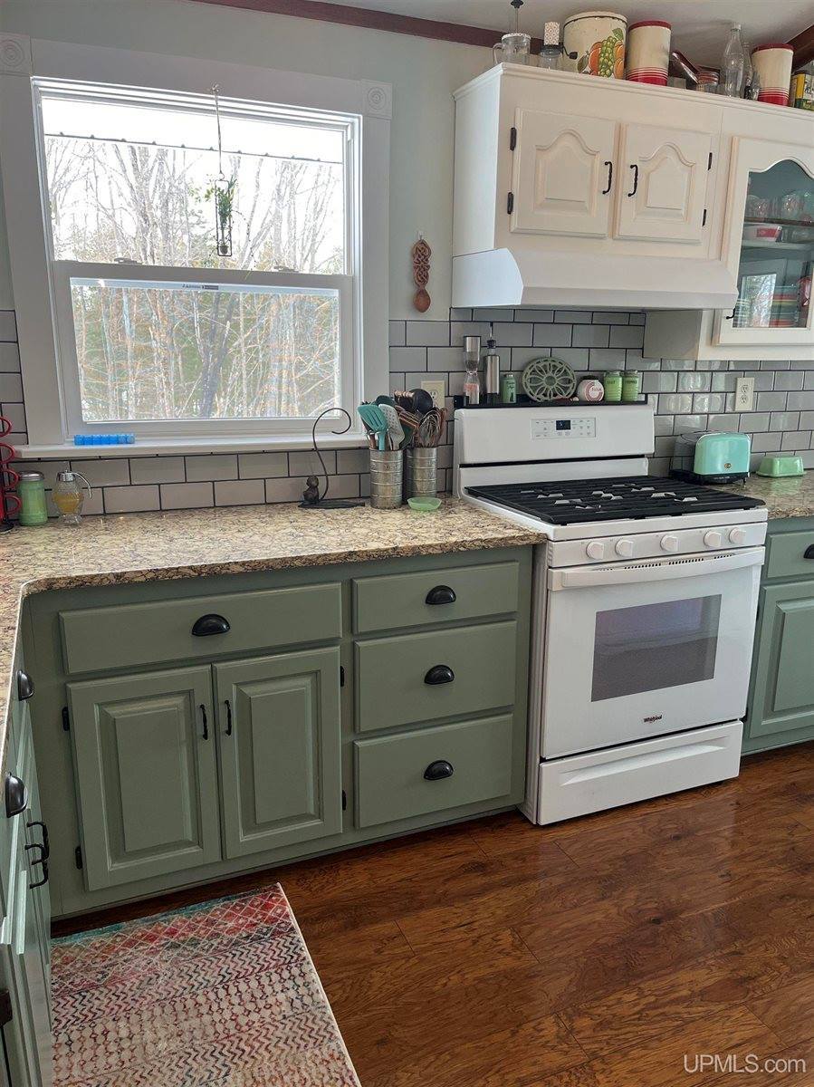1904 E Kolpack Road, Skandia, MI 49855