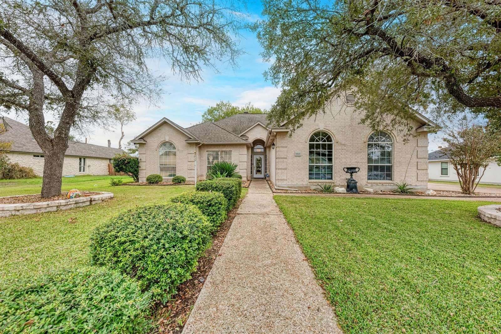 1610 Meadow Ln, Lockhart, TX 78644