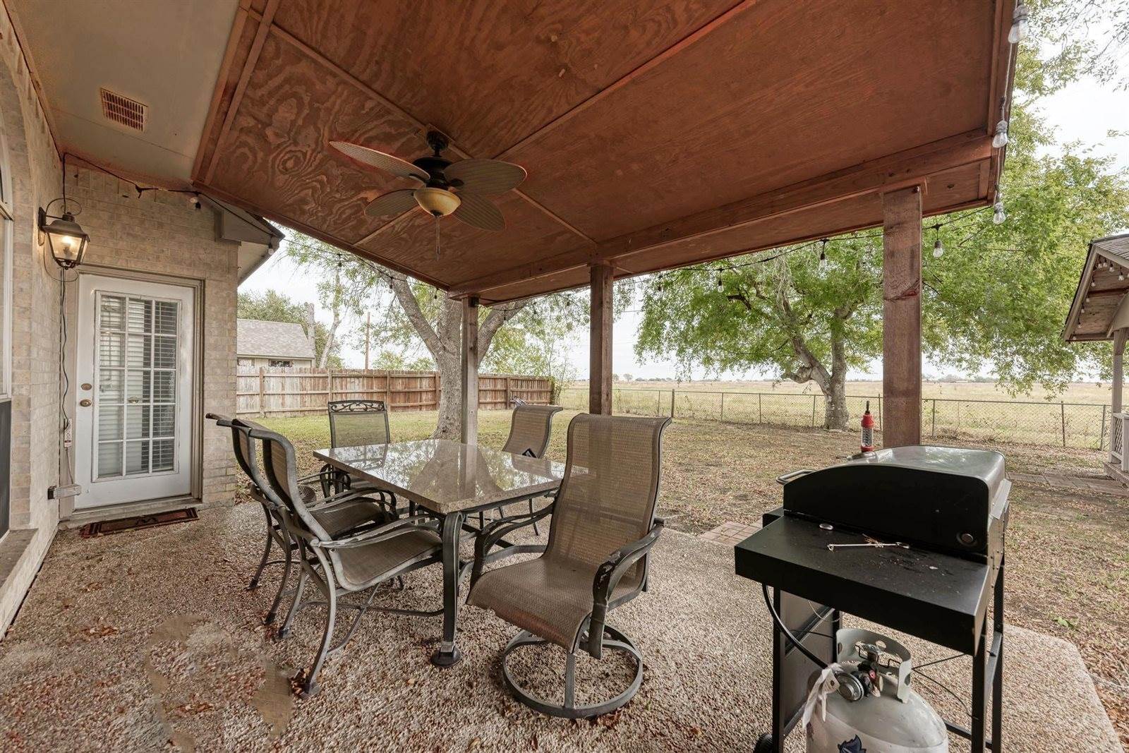 1610 Meadow Ln, Lockhart, TX 78644