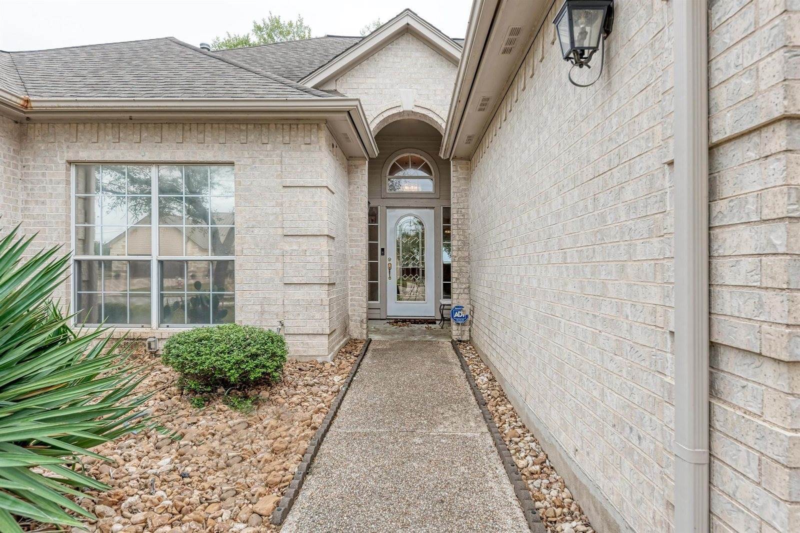 1610 Meadow Ln, Lockhart, TX 78644