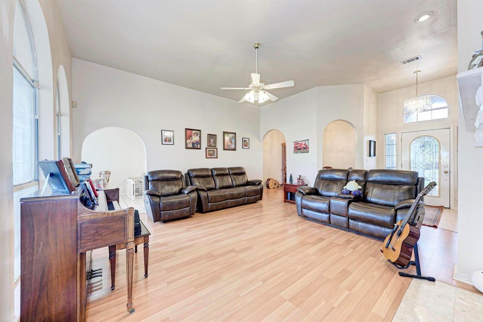 1610 Meadow Ln, Lockhart, TX 78644