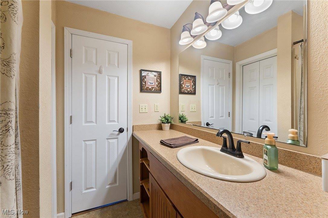 26 Deeringwood Drive, New Middletown, OH 44442