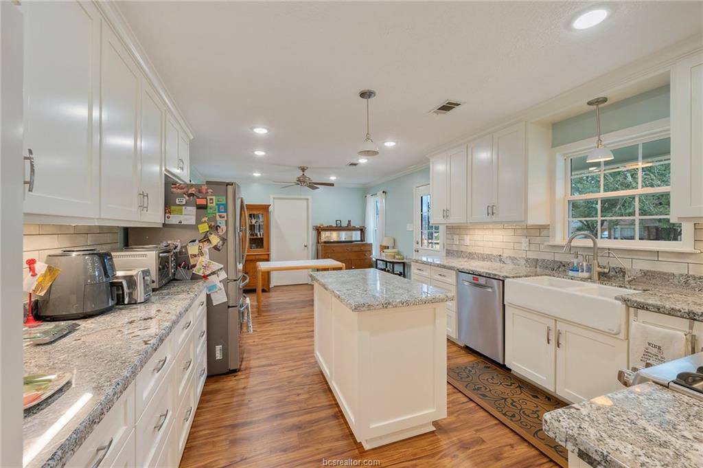 8705 Driftwood Drive, College Station, TX 77845