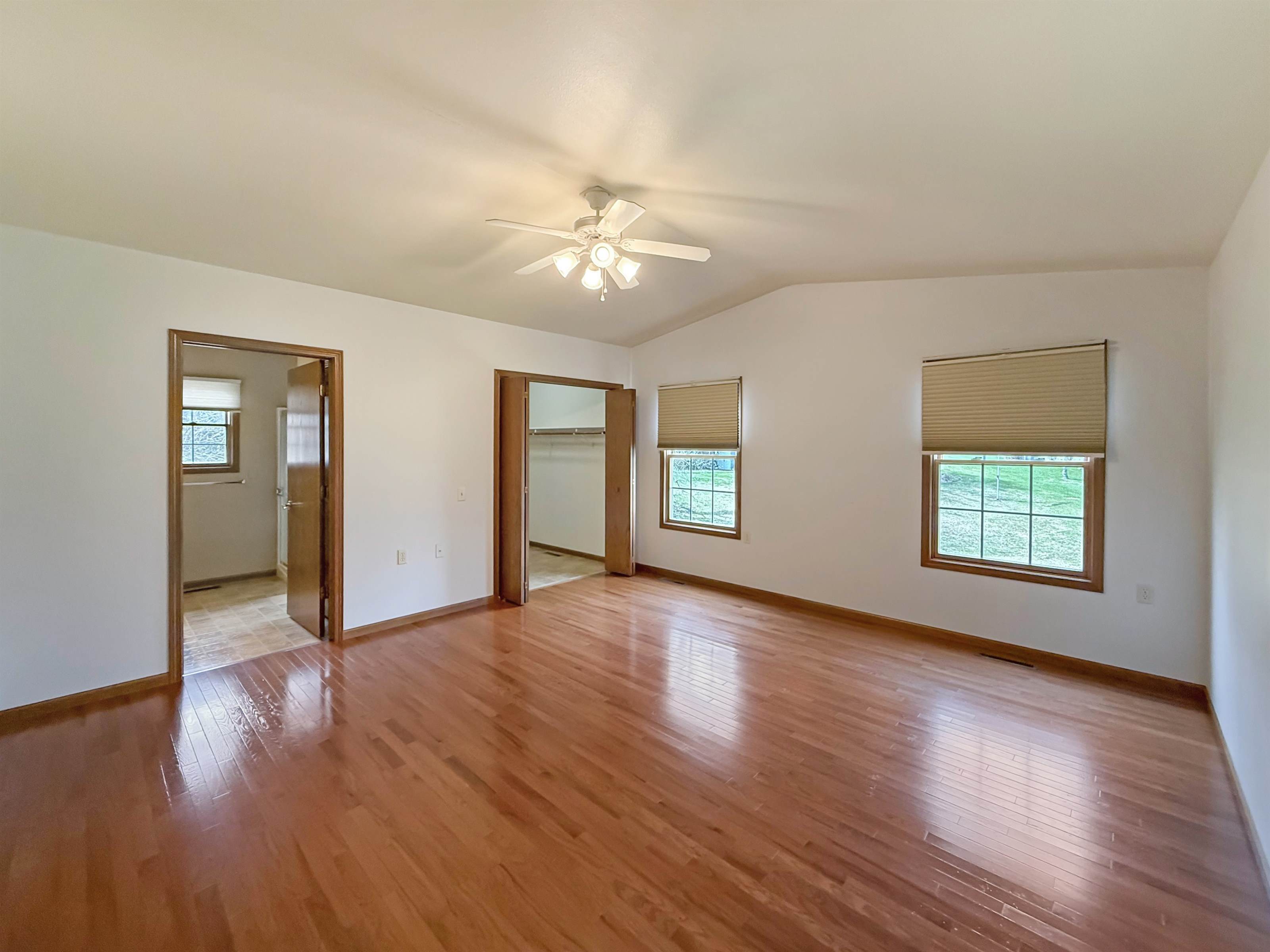 720 S Park Crest Dr, Freeport, IL 61032