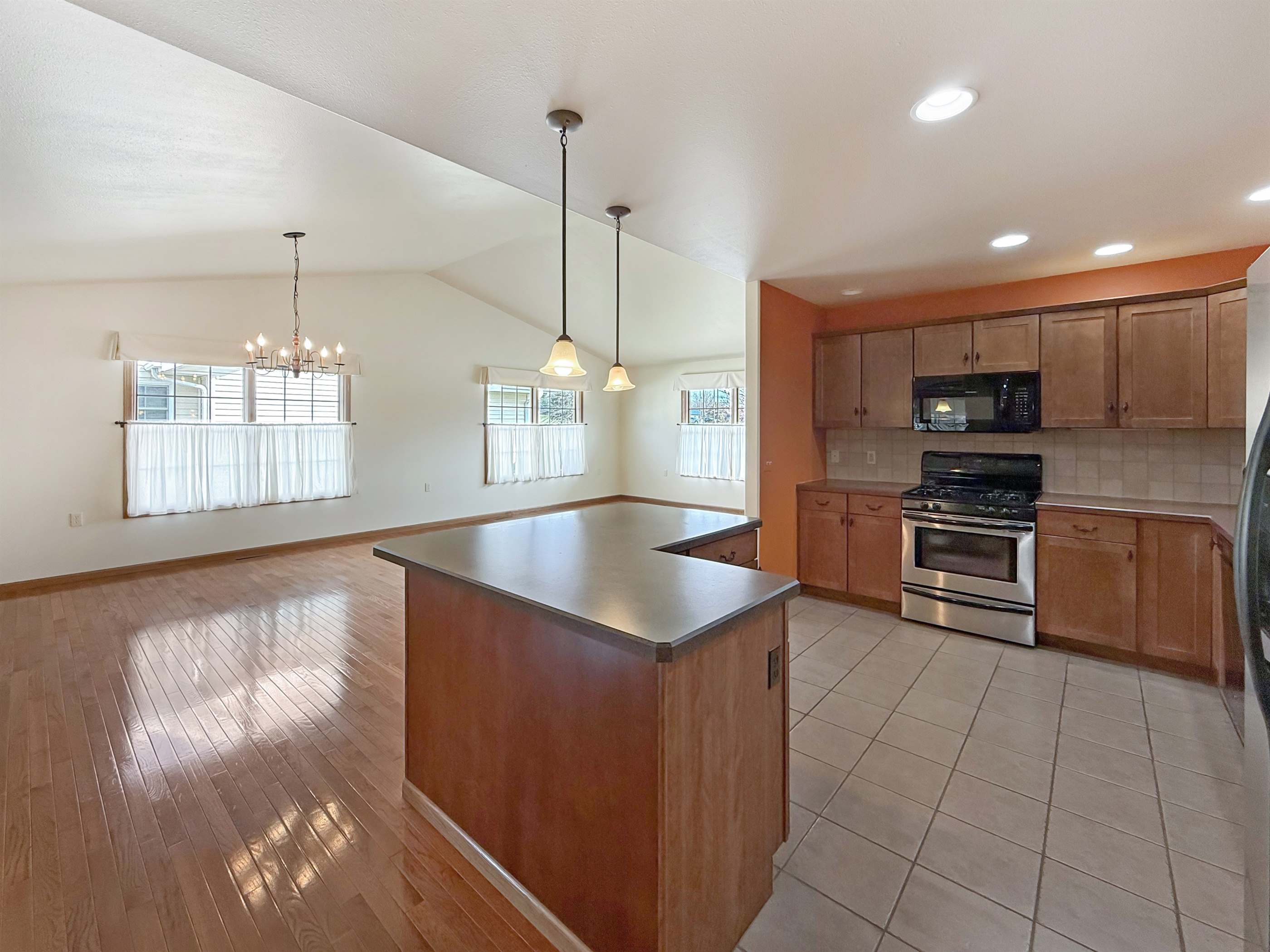 720 S Park Crest Dr, Freeport, IL 61032