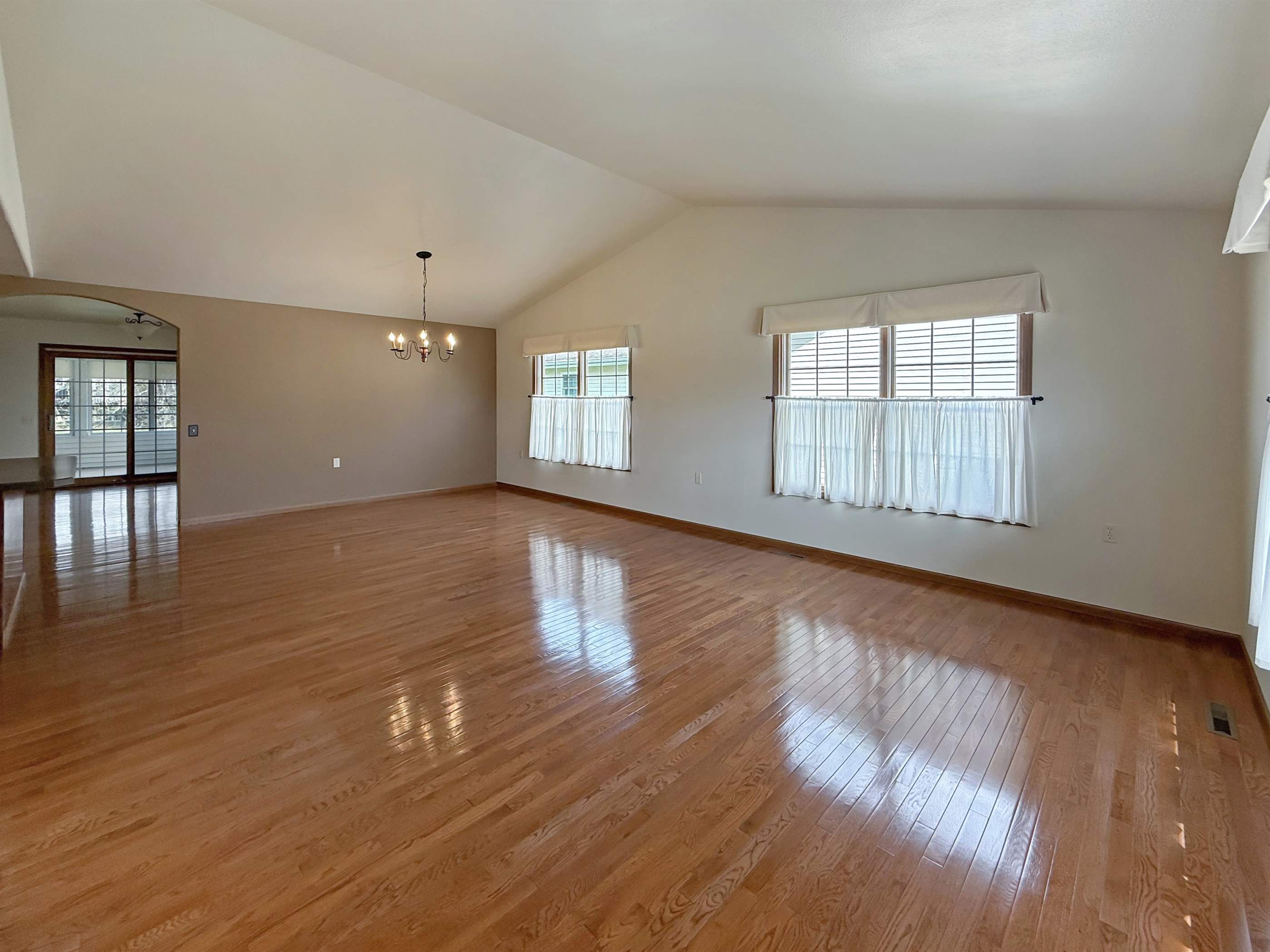 720 S Park Crest Dr, Freeport, IL 61032