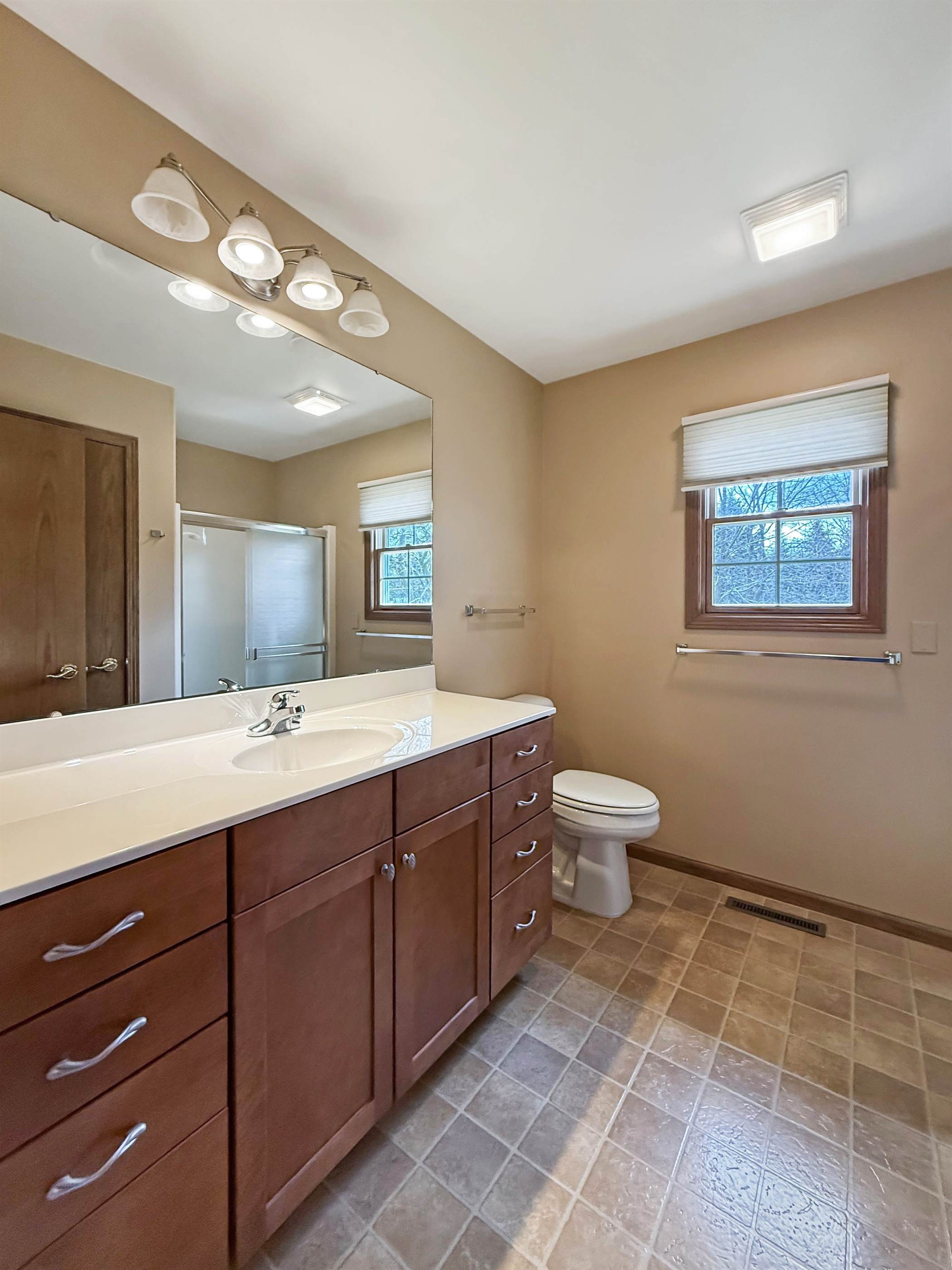 720 S Park Crest Dr, Freeport, IL 61032