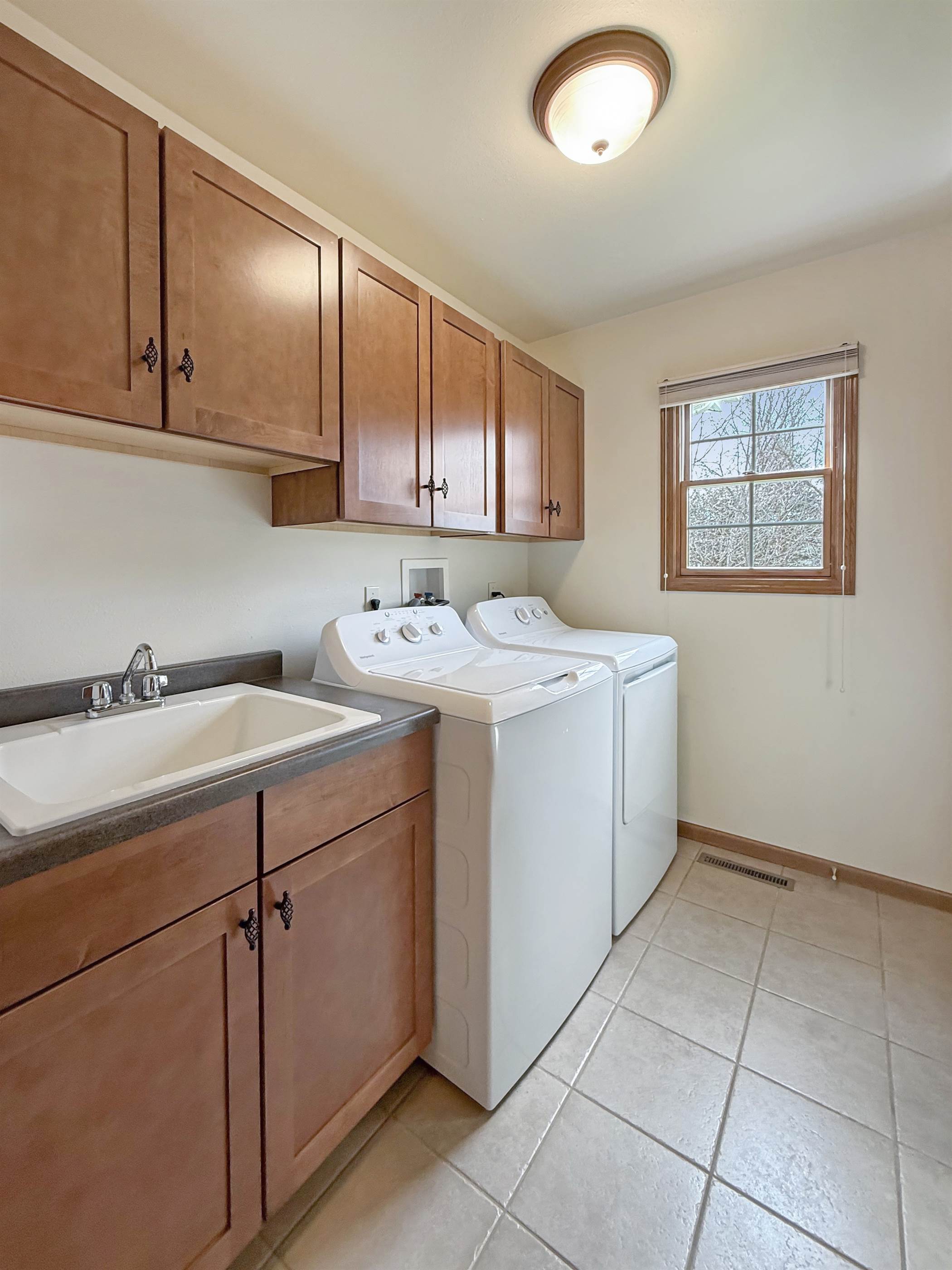 720 S Park Crest Dr, Freeport, IL 61032