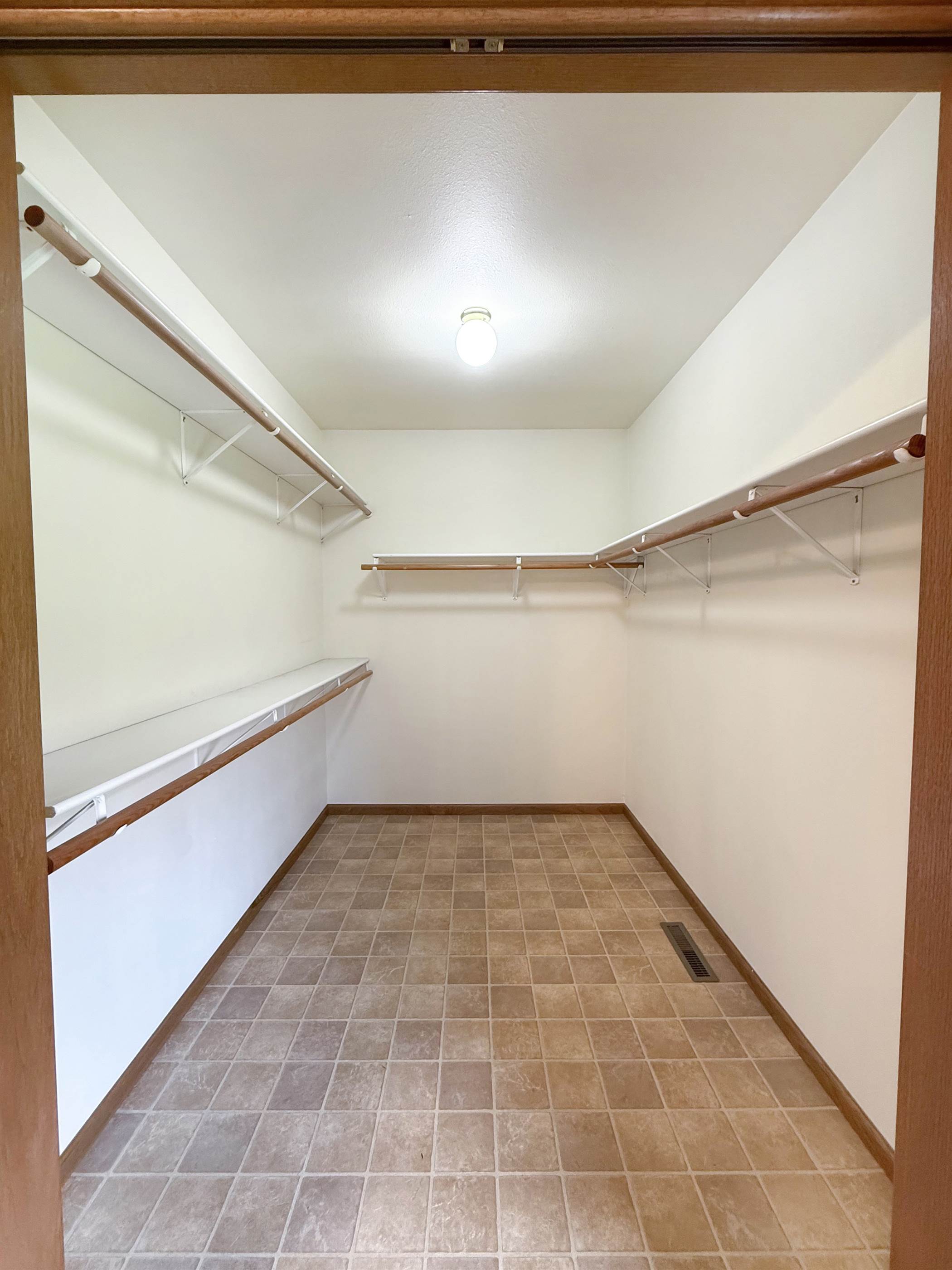 720 S Park Crest Dr, Freeport, IL 61032