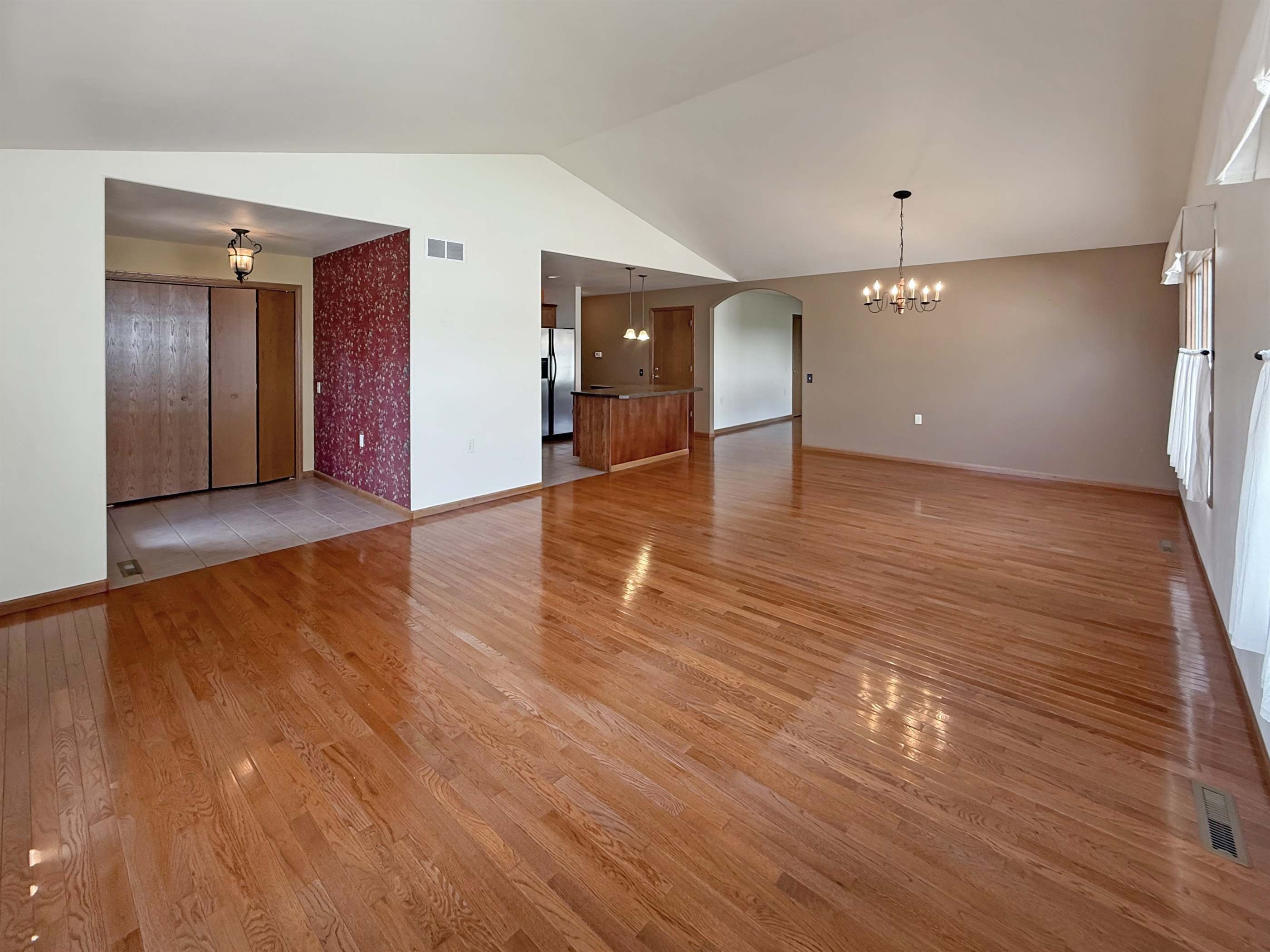 720 S Park Crest Dr, Freeport, IL 61032