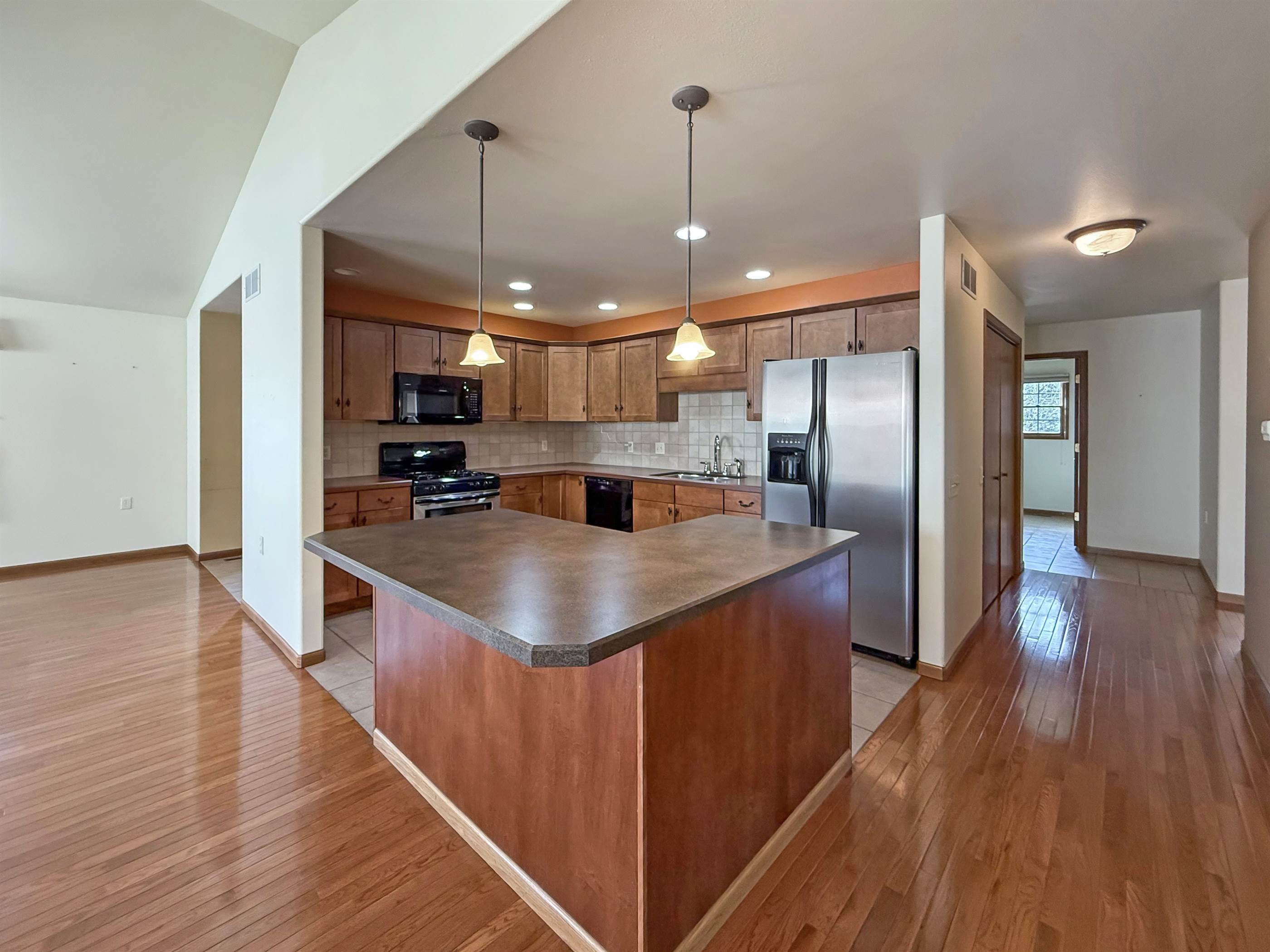 720 S Park Crest Dr, Freeport, IL 61032