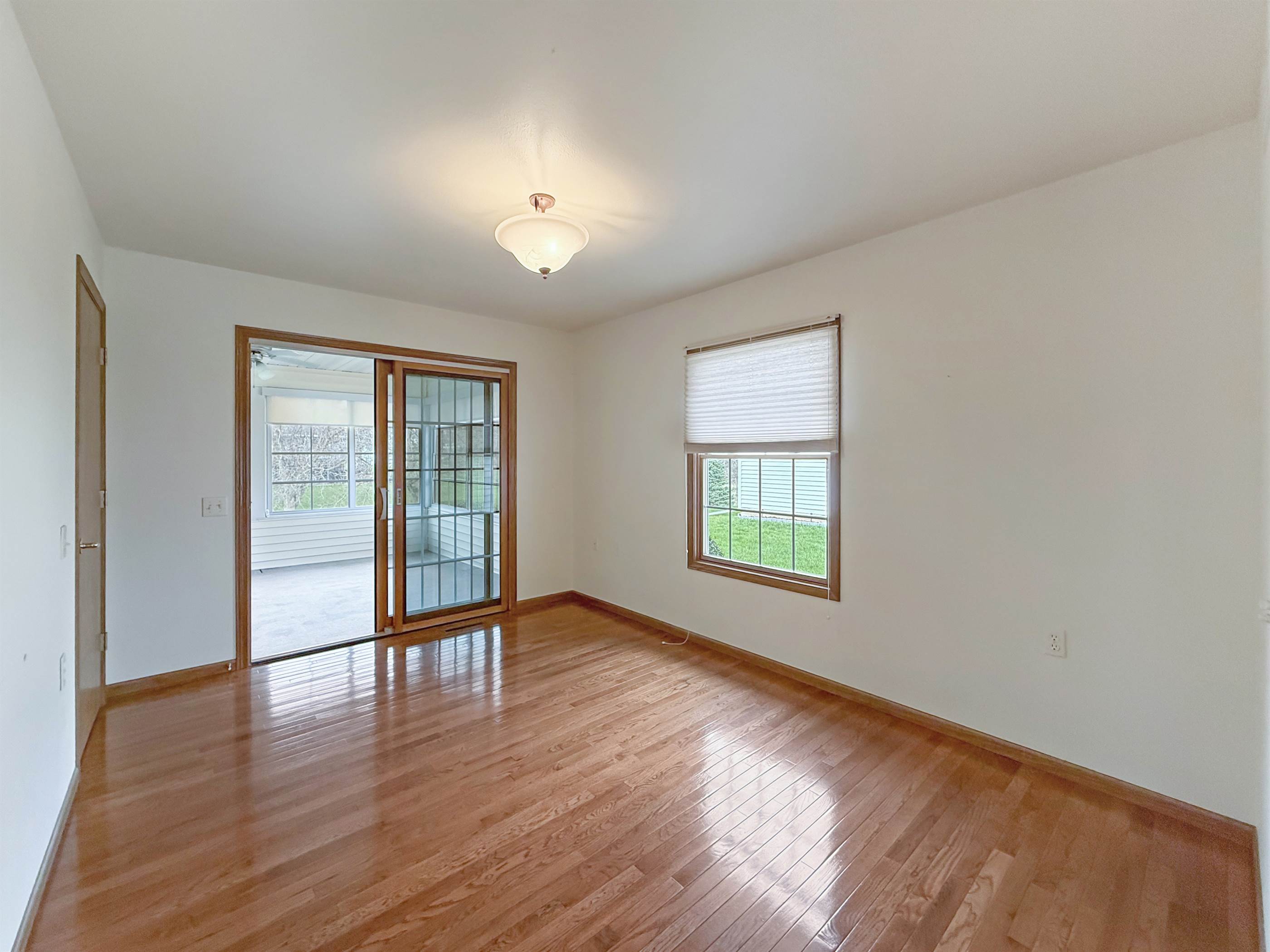 720 S Park Crest Dr, Freeport, IL 61032