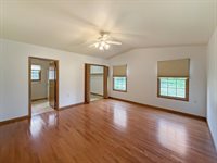 720 S Park Crest Dr, Freeport, IL 61032