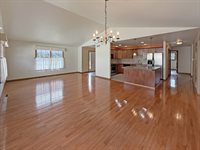 720 S Park Crest Dr, Freeport, IL 61032