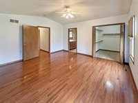 720 S Park Crest Dr, Freeport, IL 61032