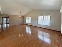 720 S Park Crest Dr, Freeport, IL 61032