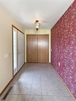 720 S Park Crest Dr, Freeport, IL 61032