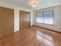 720 S Park Crest Dr, Freeport, IL 61032