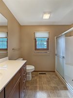 720 S Park Crest Dr, Freeport, IL 61032