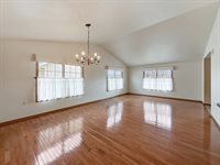 720 S Park Crest Dr, Freeport, IL 61032