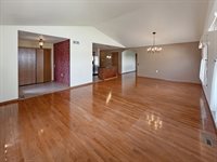 720 S Park Crest Dr, Freeport, IL 61032