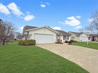 720 S Park Crest Dr, Freeport, IL 61032