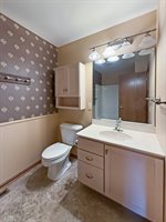 720 S Park Crest Dr, Freeport, IL 61032