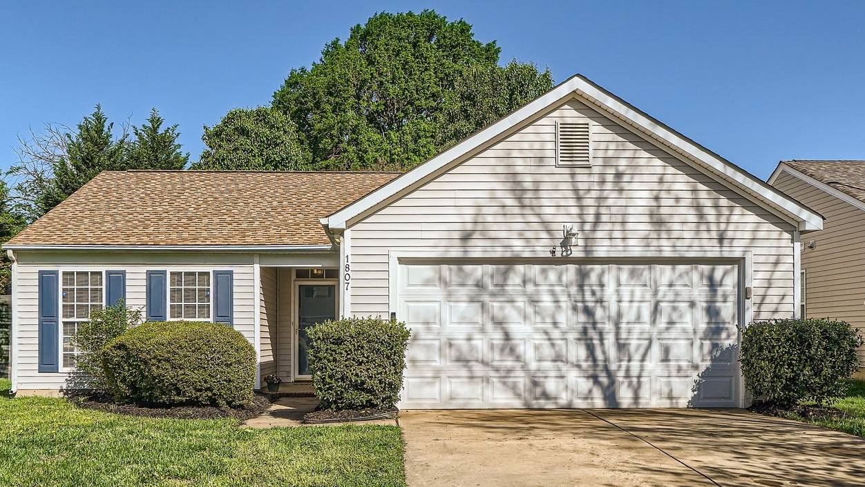 1807 Oakdale Green Drive, Charlotte, NC 28216