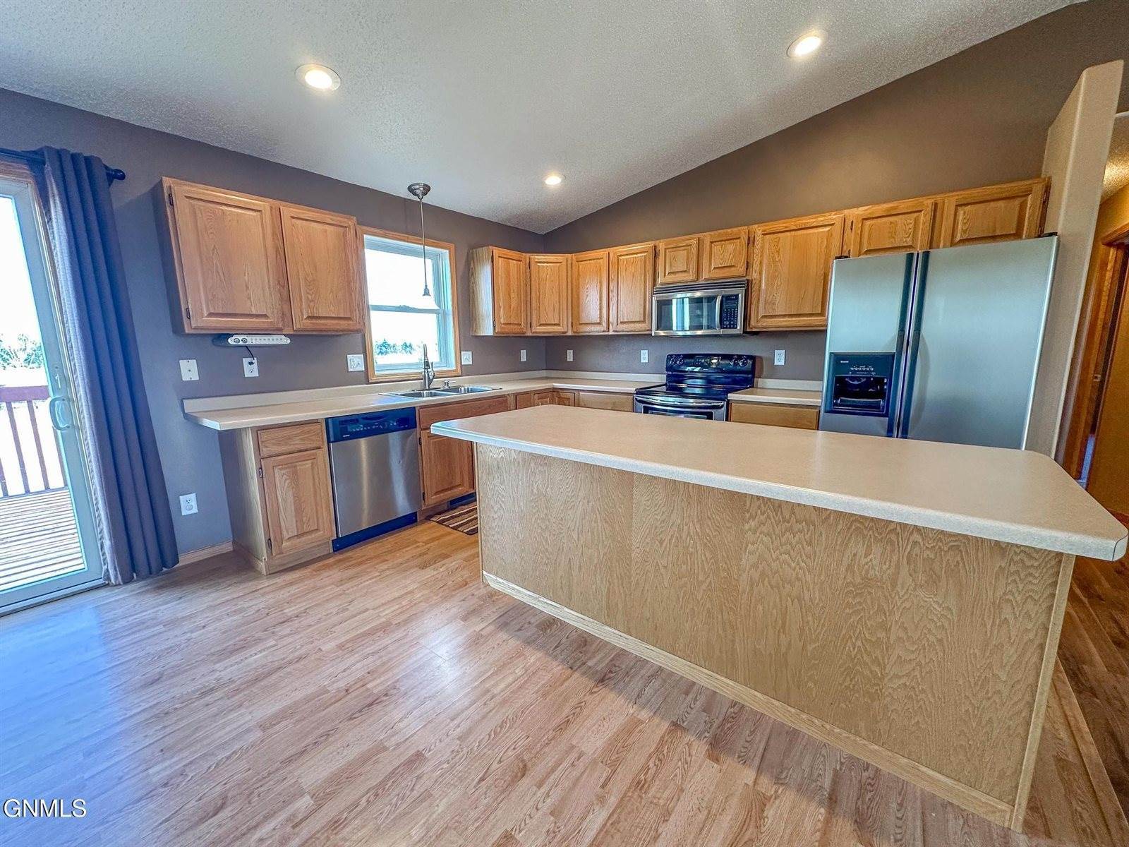 7119 Rock Creek Road, Bismarck, ND 58503