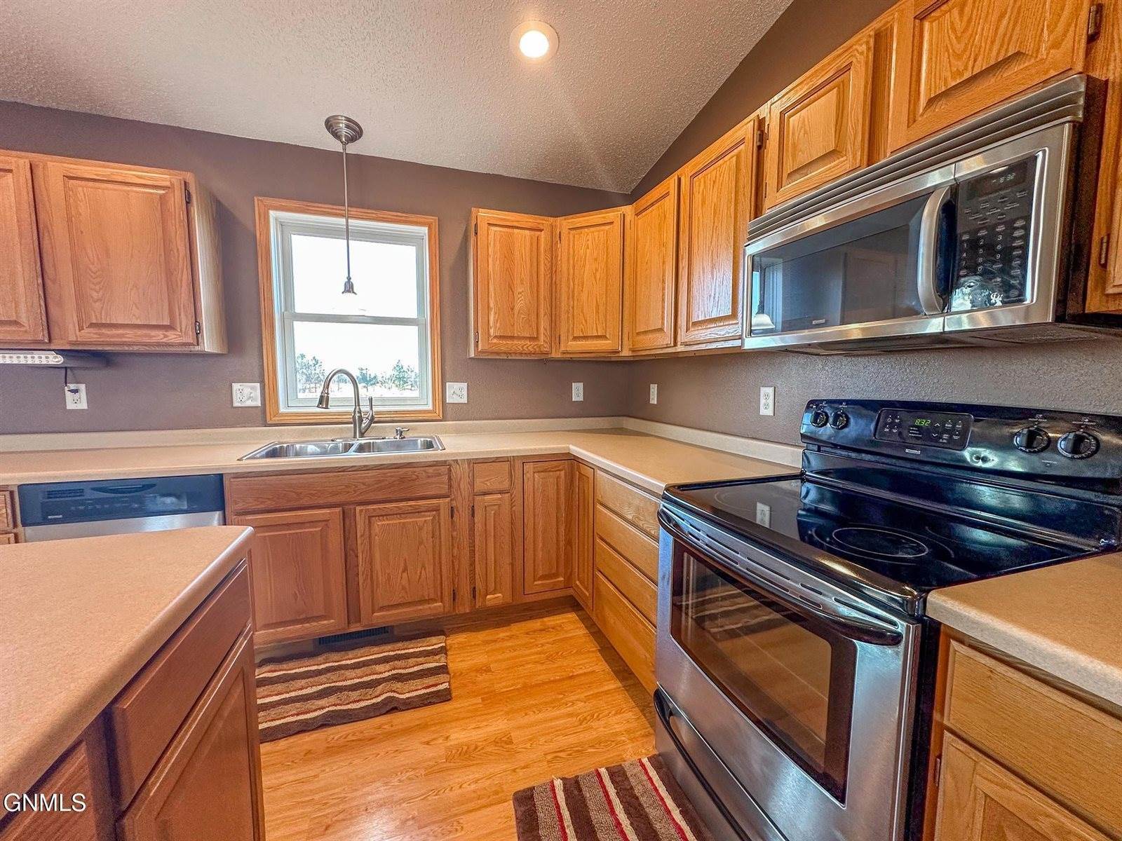 7119 Rock Creek Road, Bismarck, ND 58503