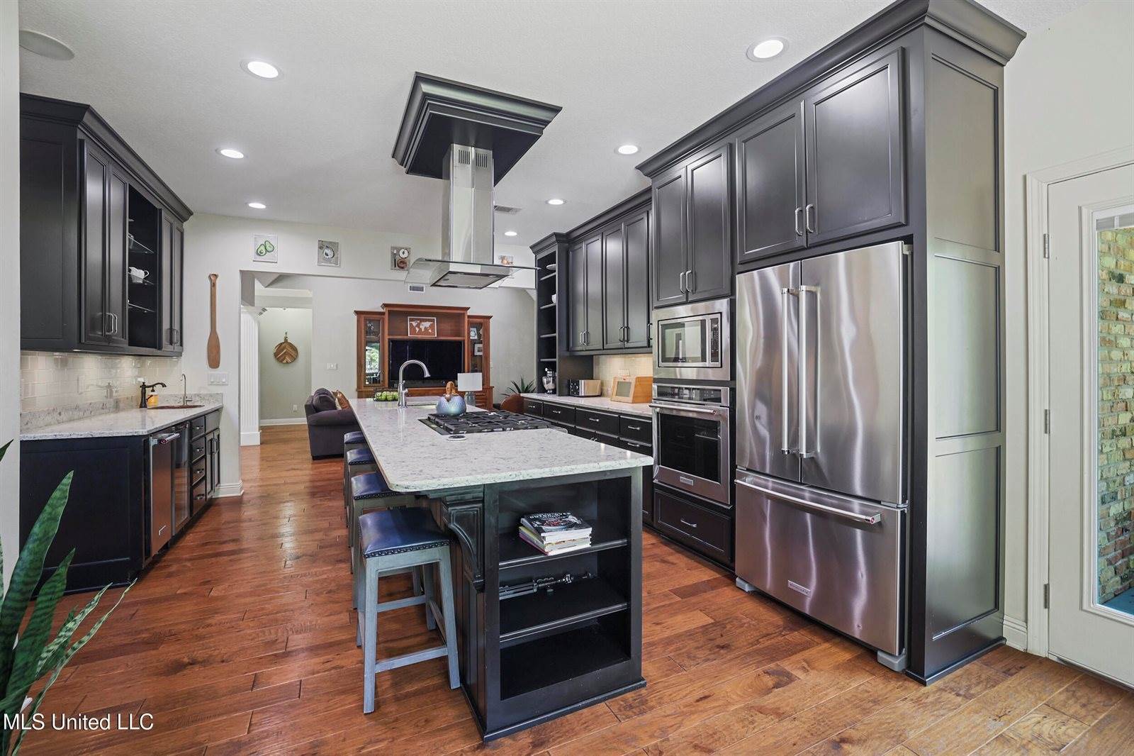 3823 Versailles Court, Ocean Springs, MS 39564
