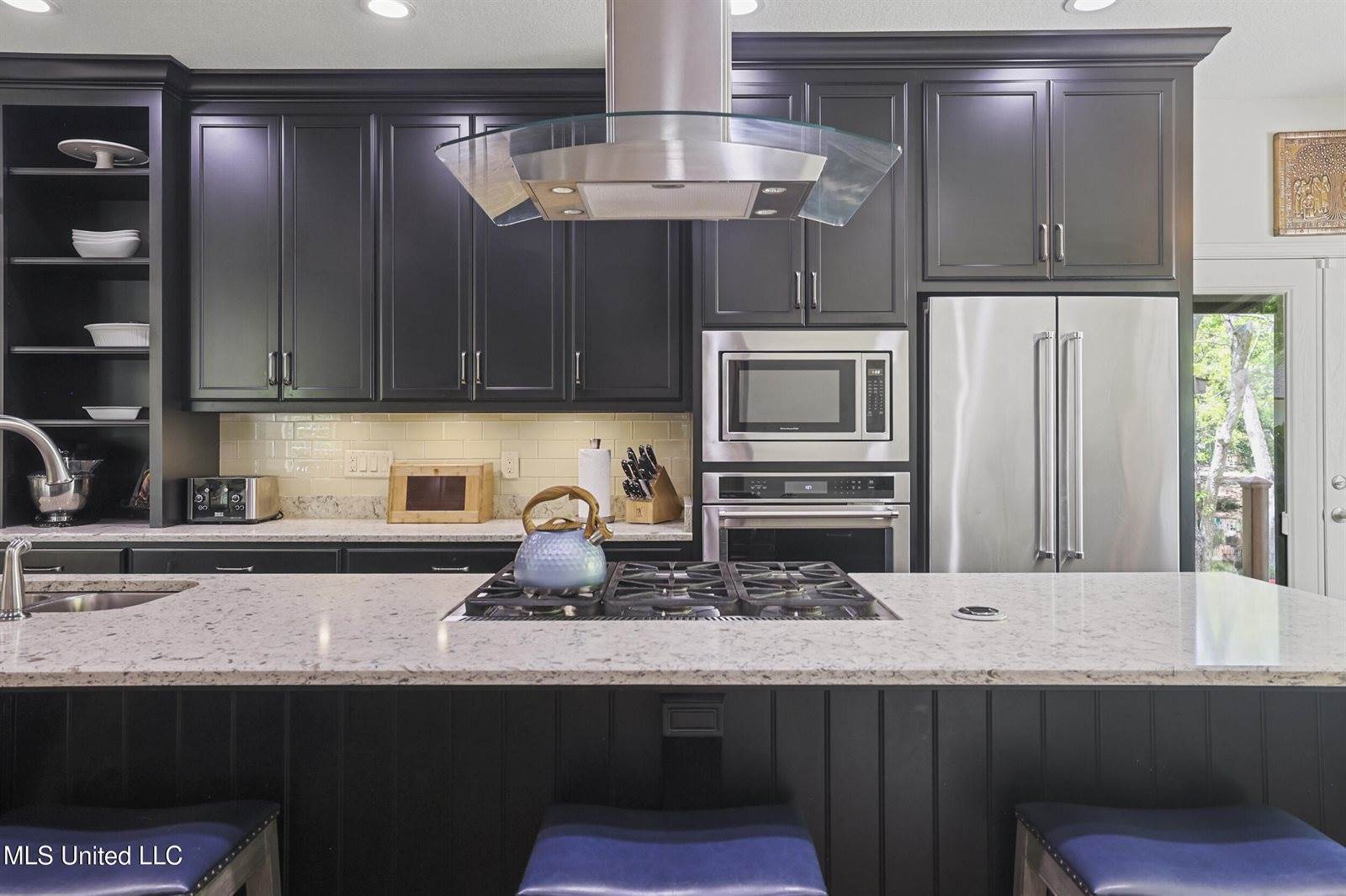 3823 Versailles Court, Ocean Springs, MS 39564