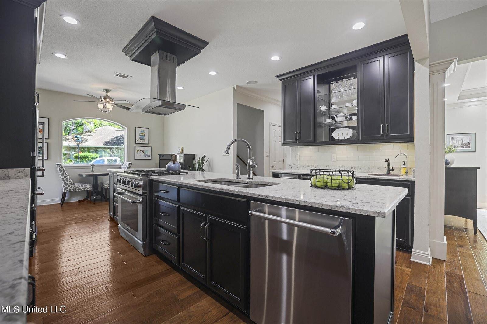 3823 Versailles Court, Ocean Springs, MS 39564