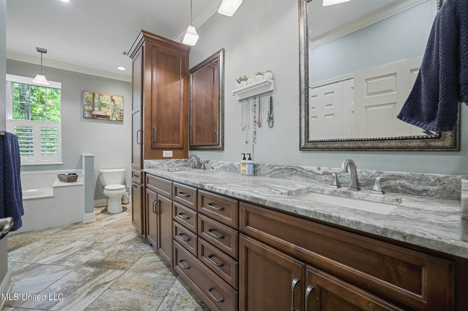 3823 Versailles Court, Ocean Springs, MS 39564