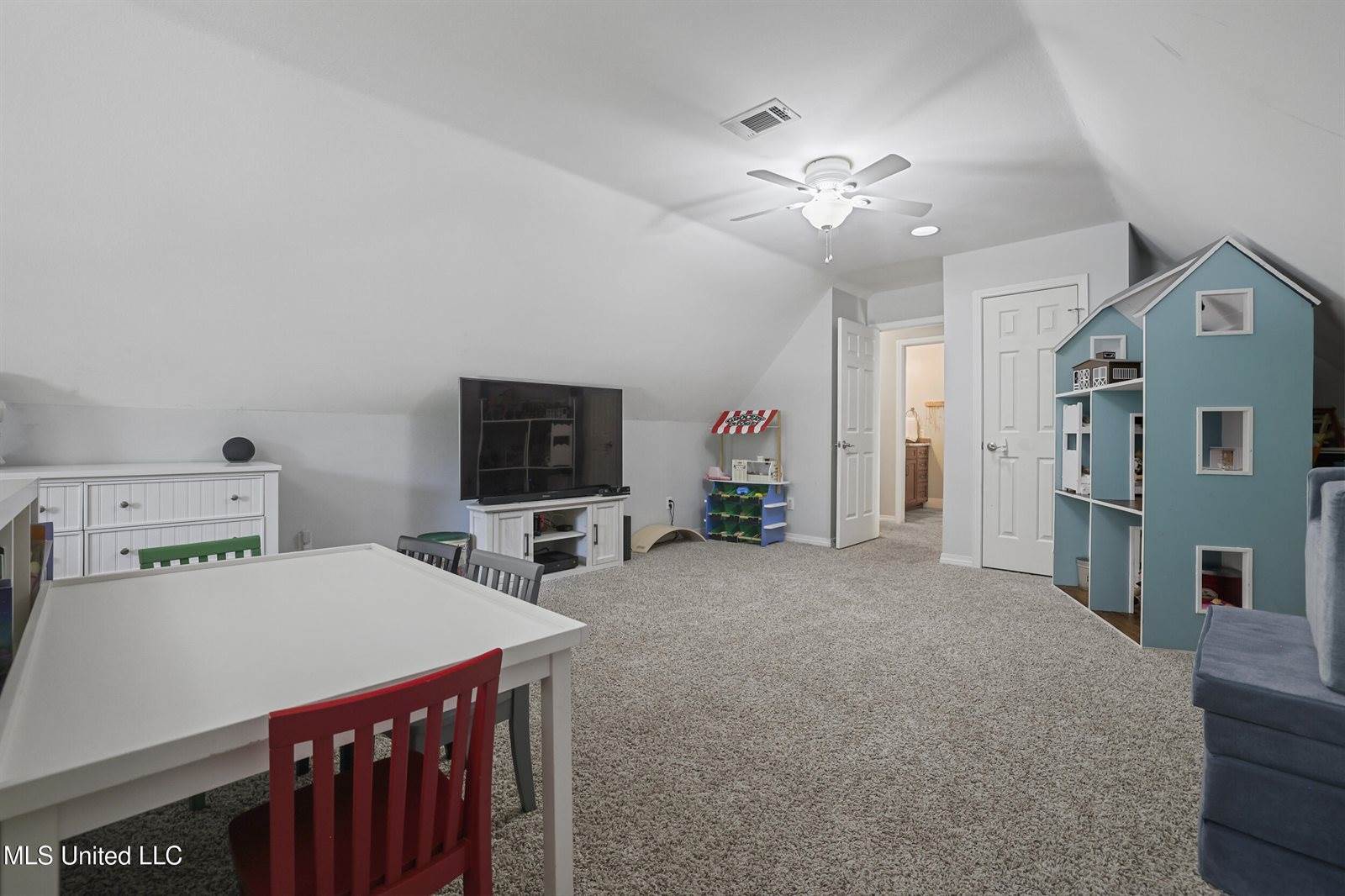 3823 Versailles Court, Ocean Springs, MS 39564