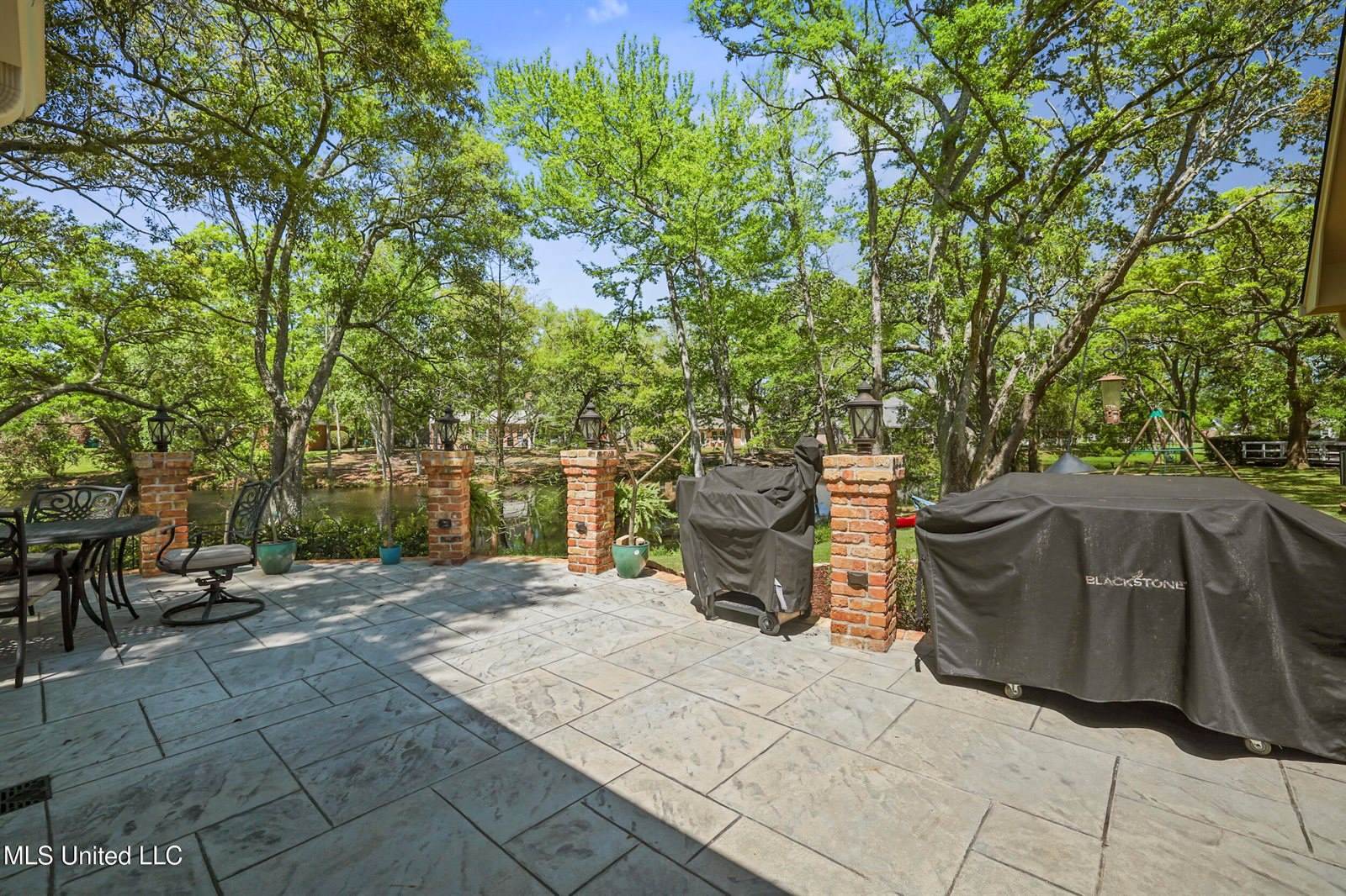 3823 Versailles Court, Ocean Springs, MS 39564