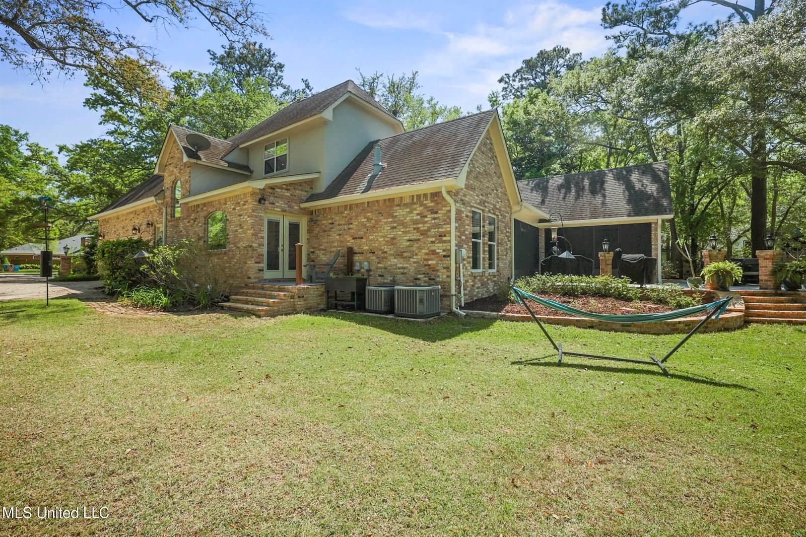 3823 Versailles Court, Ocean Springs, MS 39564
