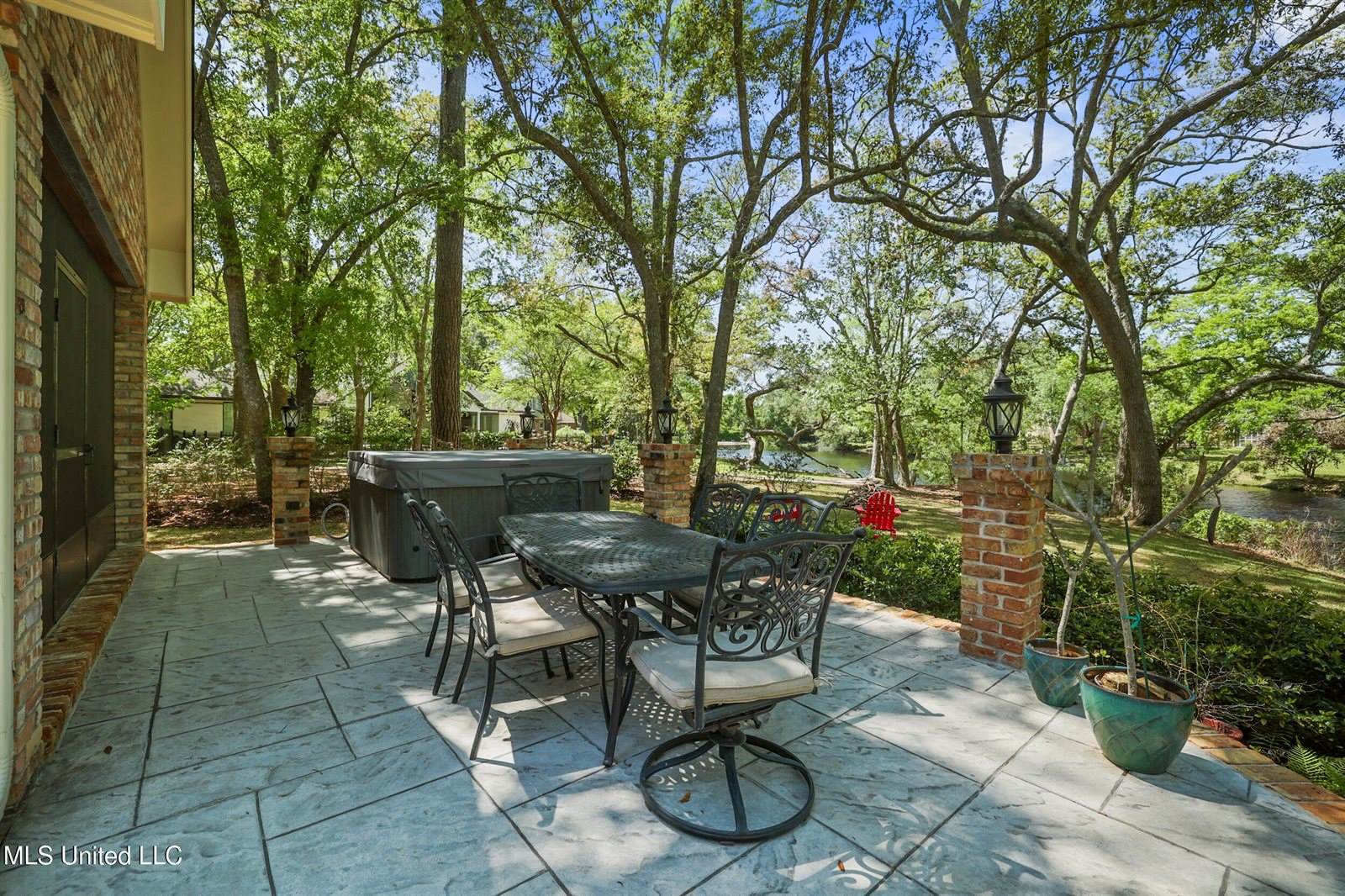 3823 Versailles Court, Ocean Springs, MS 39564