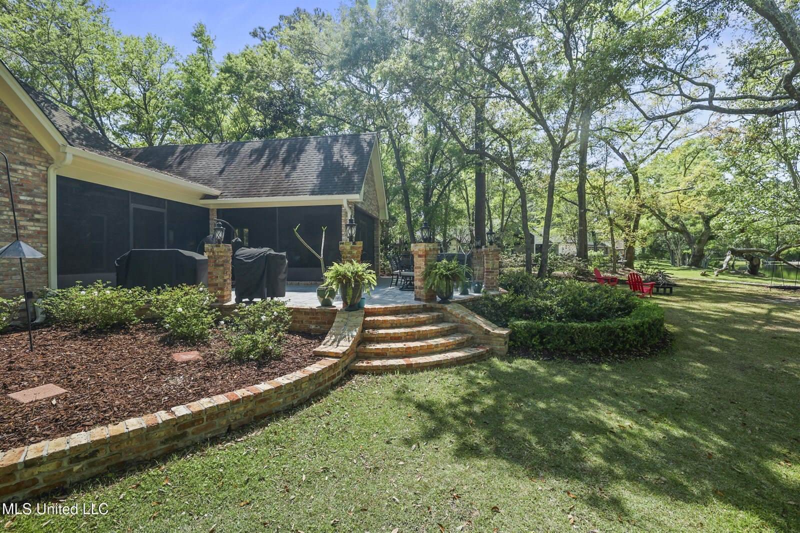 3823 Versailles Court, Ocean Springs, MS 39564