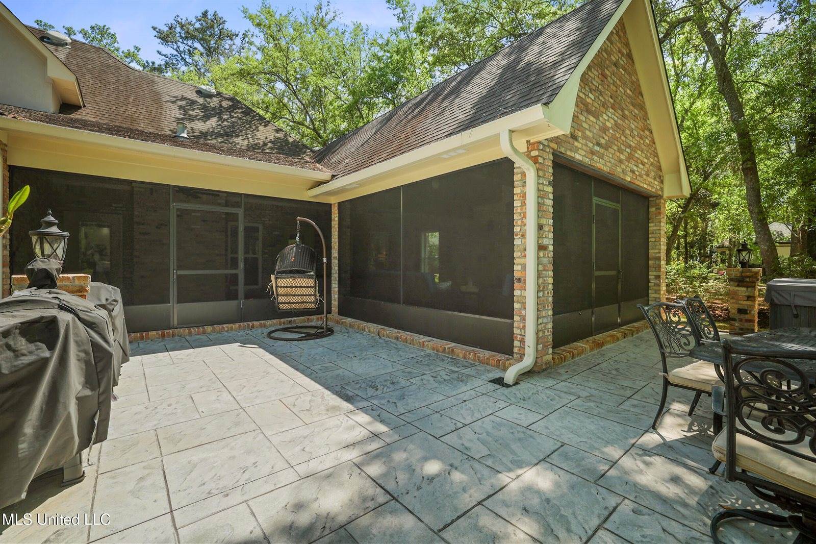 3823 Versailles Court, Ocean Springs, MS 39564