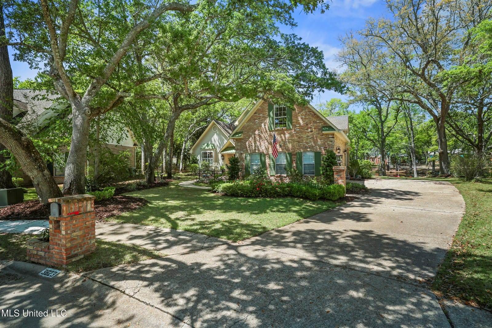 3823 Versailles Court, Ocean Springs, MS 39564