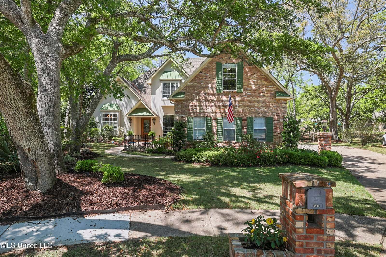 3823 Versailles Court, Ocean Springs, MS 39564