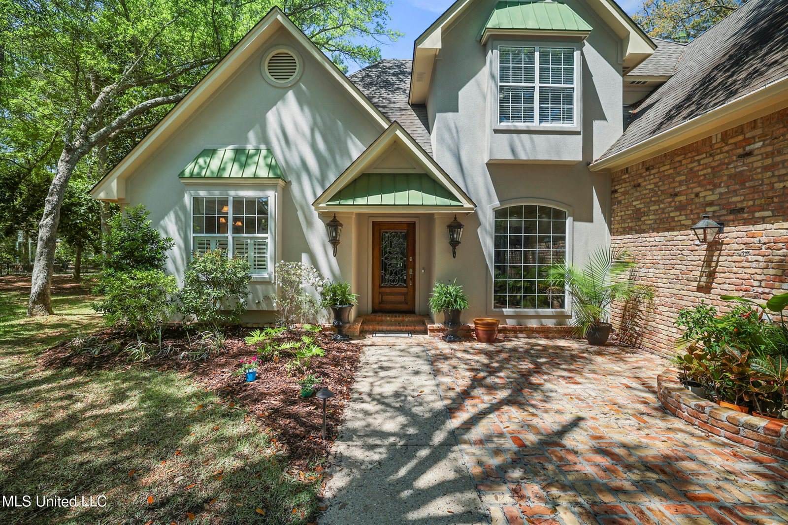 3823 Versailles Court, Ocean Springs, MS 39564