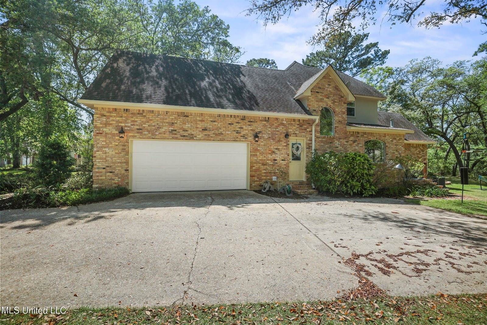 3823 Versailles Court, Ocean Springs, MS 39564