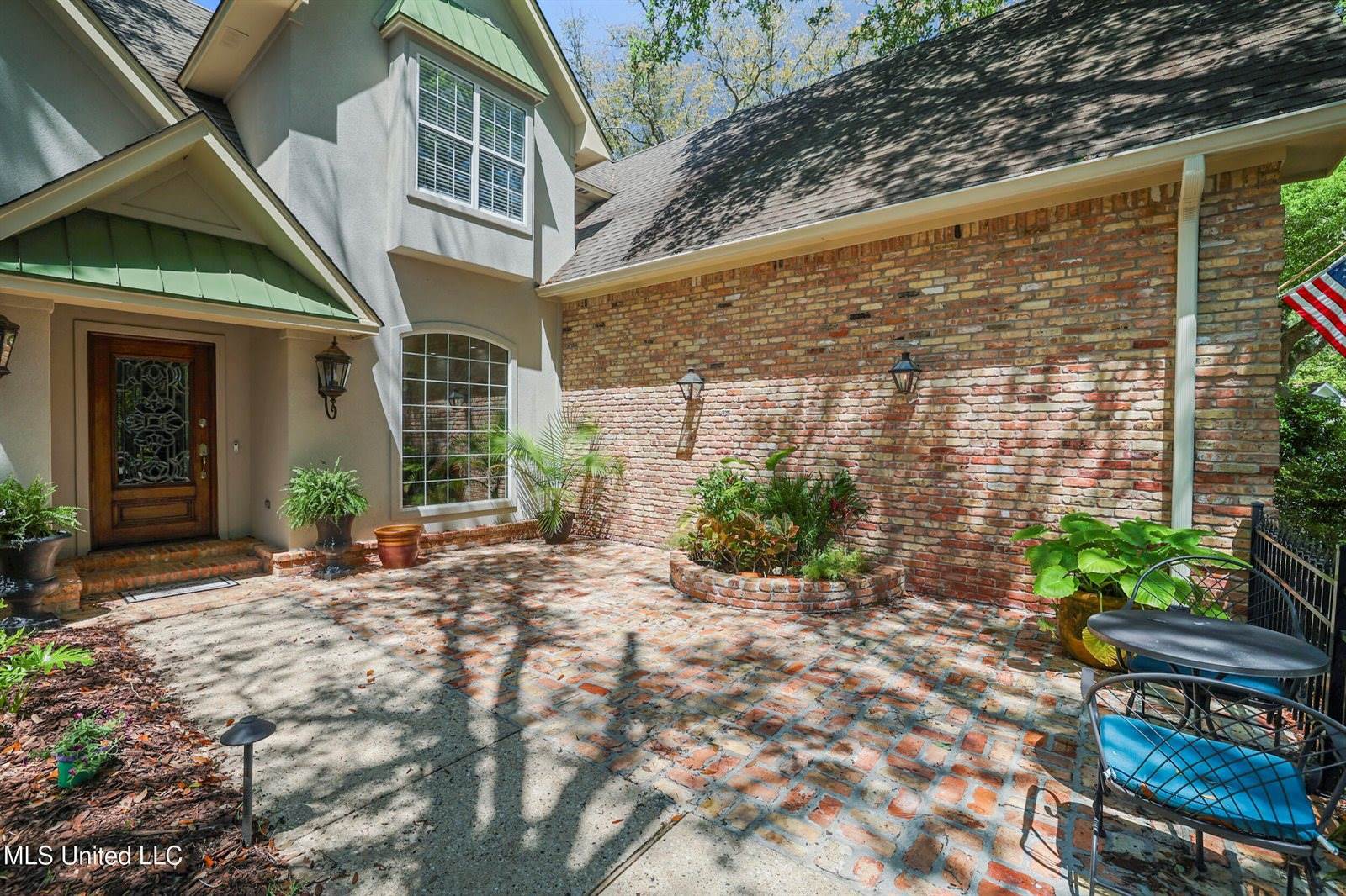 3823 Versailles Court, Ocean Springs, MS 39564