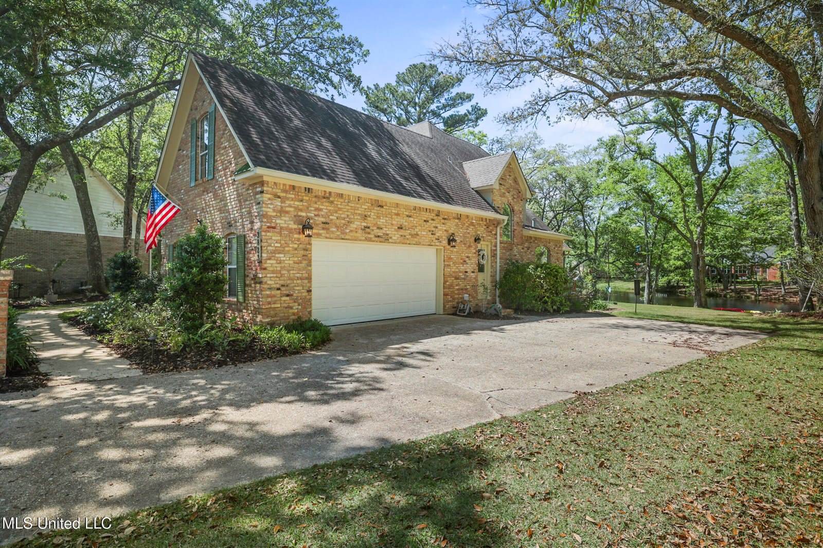 3823 Versailles Court, Ocean Springs, MS 39564