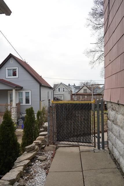 1035 S 33rd STREET, Milwaukee, WI 53215